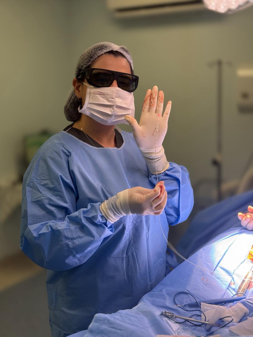 Dra. Martina durante um procedimento